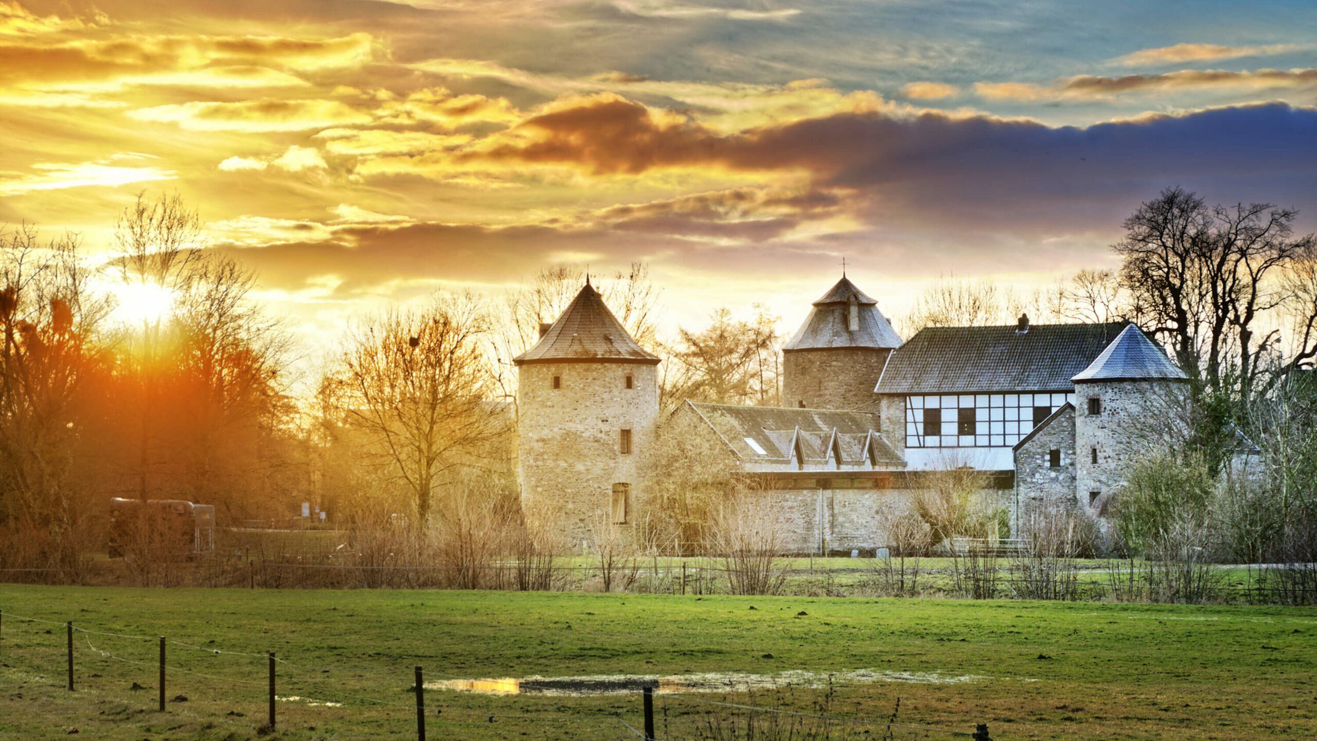 Ratingen, Wasserburg Haus zum Haus in Abendstimmung