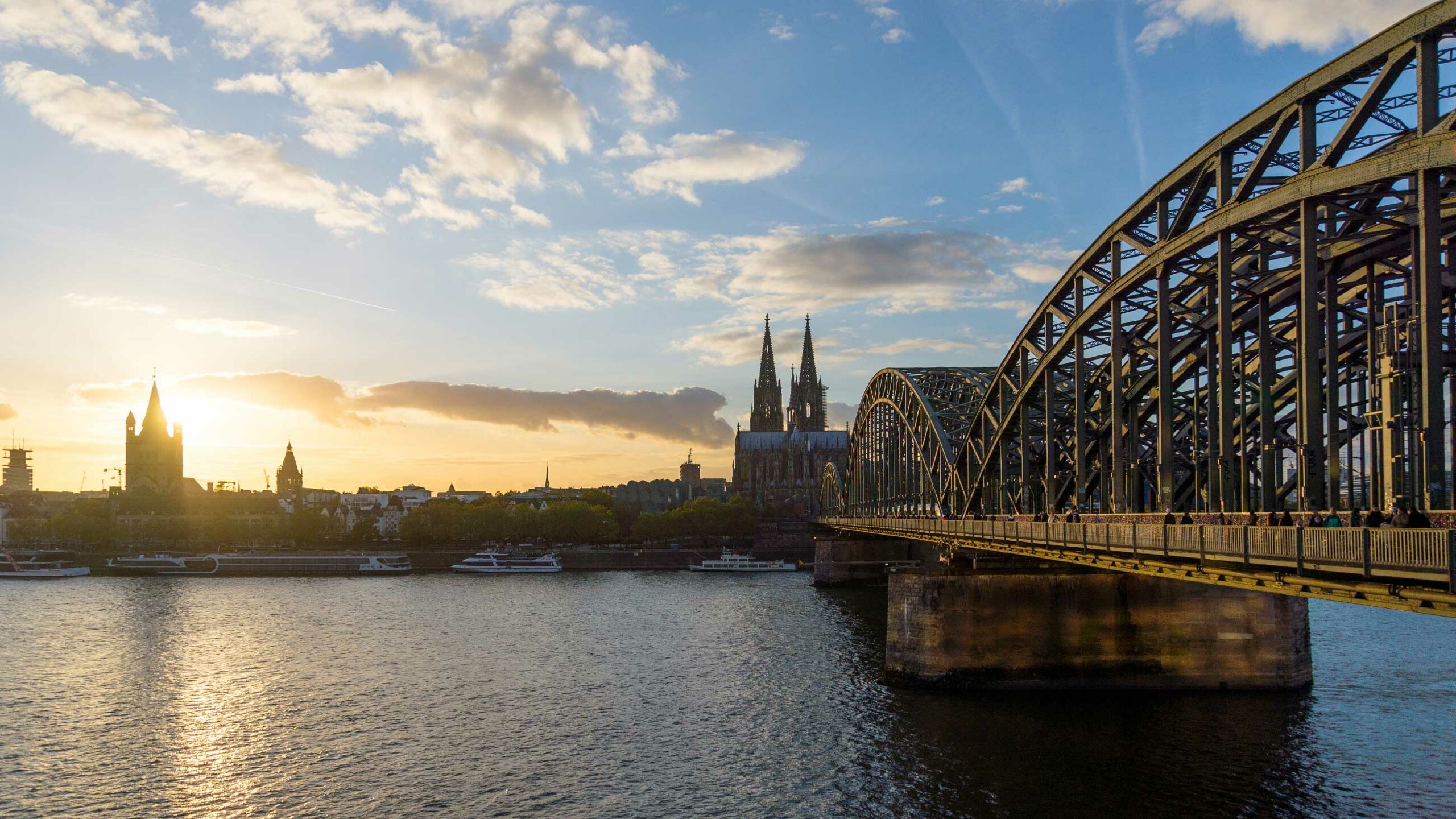 Das Stadtbild von Köln und das Rheinufer mit den berühmten Touristenattraktionen und Wahrzeichen wie dem Kölner Dom und der Hohenzollernbrücke.