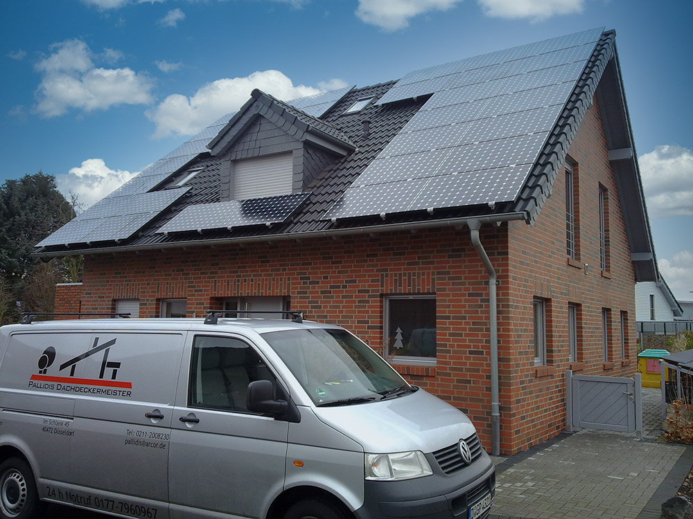 Außendienstauto, Transporter der Firma und Haus mit Fotovoltaikanlage